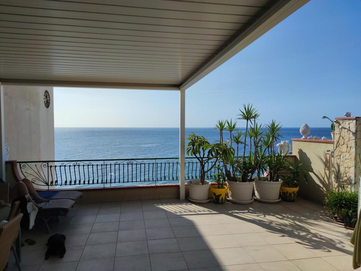 Attico Delle Pomelie Lägenhet Santa Teresa Di Riva Exteriör bild